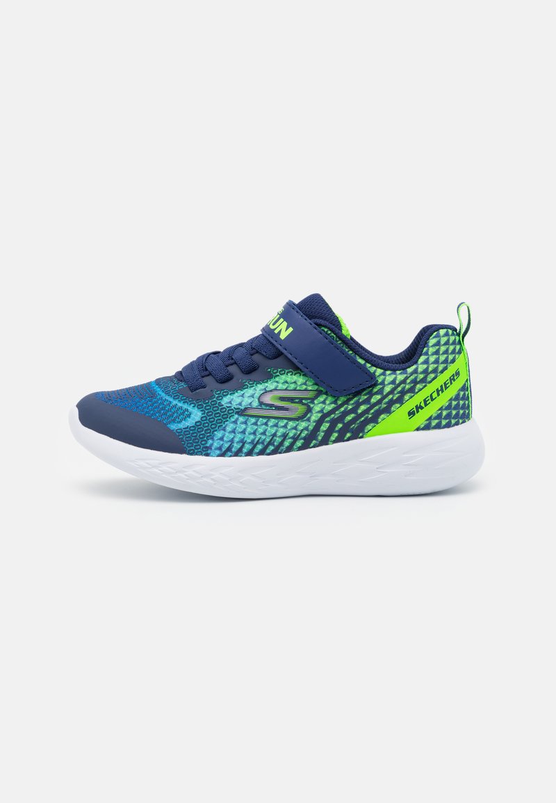 Les baskets Skechers présentent une tige à motif bleu et vert, une sangle Velcro, une semelle blanche et des détails texturés pour une meilleure adhérence et un soutien optimal.