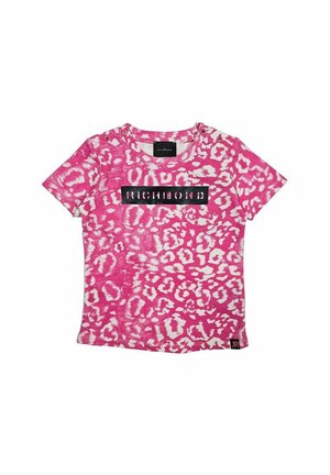 Camiseta de manga corta con estampado de leopardo rosa y blanco y texto "RICHMOND" en un parche rectangular negro en el centro del frente.