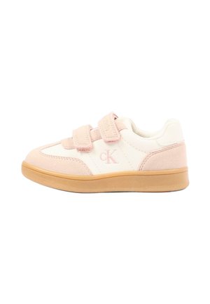 Dziecięcy niski sneaker w białym i jasnoróżowym kolorze z dwoma paskami na rzep oraz beżową gumową podeszwą, z subtelnym logo po boku.