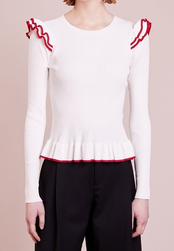 Weißes, geripptes Langarmoberteil mit roten Rüschendetails an den Schultern und dem Saum, im Peplum-Silhouette.
