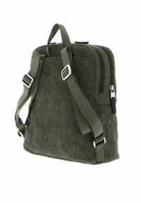 Sac à dos en velours côtelé vert olive avec des bretelles ajustables, des détails zippés et une poche latérale. Présente une surface texturée et une quincaillerie robuste.