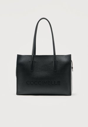 Sac fourre-tout en cuir noir texturé avec deux poignées et logo embossé "COCCINELLE" sur le devant.