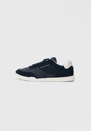 Sneaker da uomo in mesh blu navy e camoscio con suola in gomma bianca. Caratterizzato da lacci neri e logo discreto sul lato. Design a profilo basso.
