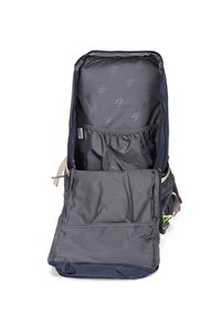 Zaino blu navy aperto che mostra il vano principale vuoto con tasca interna con zip e tasche laterali in rete su sfondo bianco.