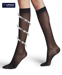 Sorte knæhøje kompressionsstrømper med en glat, gennemsigtig tekstur. Har et solidt bånd øverst og et forstærket tåområde. Officielt Lufthansa-produkt.