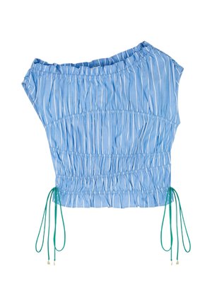Lichtblauwe, off-shoulder blouse met geplooide details, verticale witte strepen en groene trekkoordjes aan beide zijkanten van de zoom.