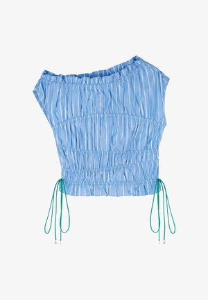 Lichtblauwe, off-shoulder blouse met geplooide details, verticale witte strepen en groene trekkoordjes aan beide zijkanten van de zoom.