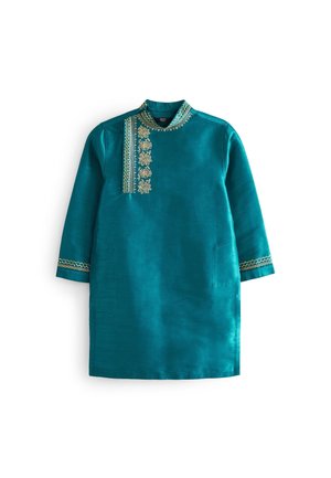 Kurta tradicional verde azulado con bordados florales dorados en el cuello, el pecho y los puños de las mangas, con mangas largas y corte recto.