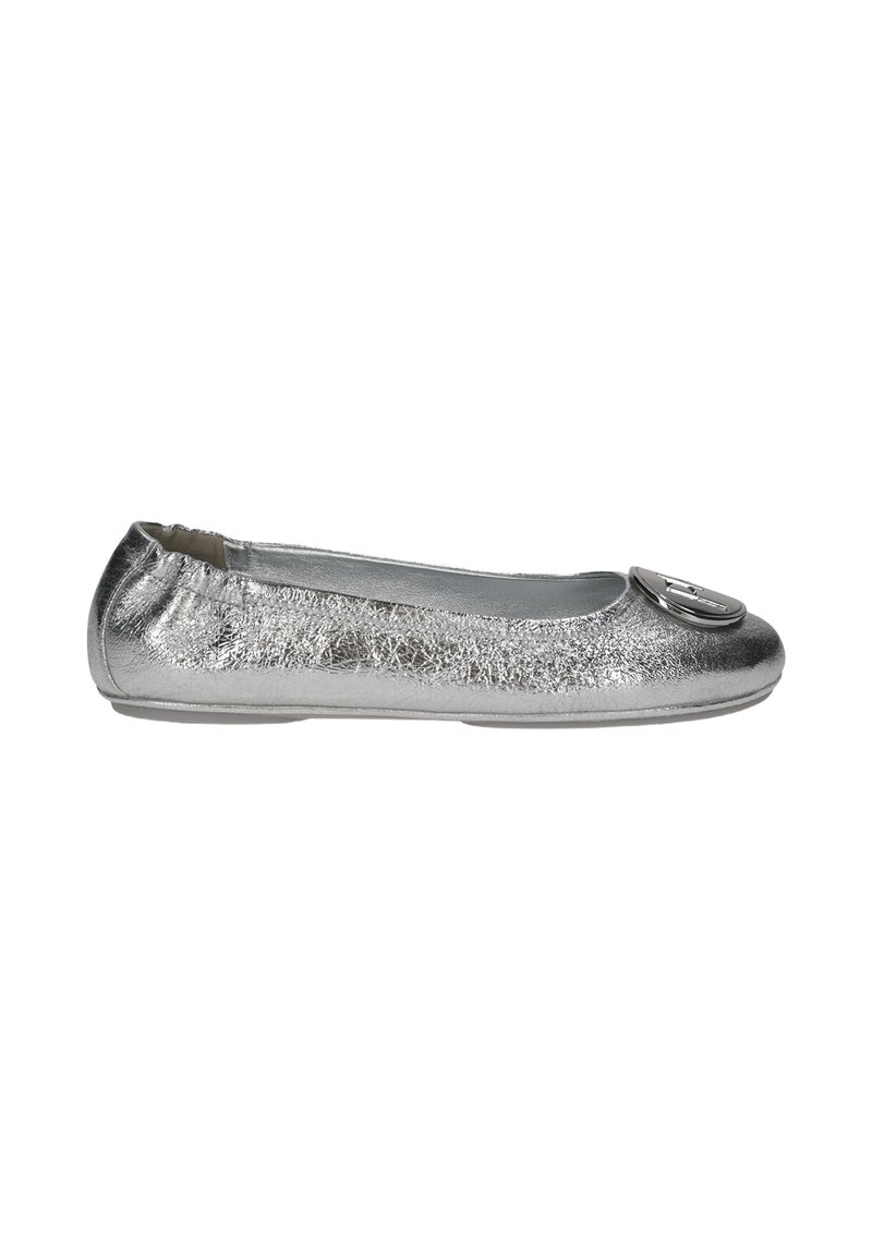 Silberne Ballerinas mit metallischem Finish, runder Zehenpartie und dekorativem Zubehör an der Vorderseite. Glatte Textur, flache Sohle.
