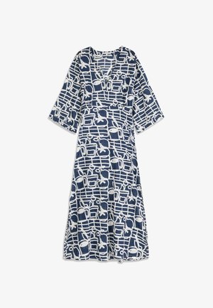 Robe midi bleu marine avec motifs géométriques abstraits blancs et motifs de tasses, encolure en V, manches trois-quarts et taille ajustée.