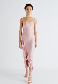 Ροζ σατέν φόρεμα με τετράγωνη λαιμόκοψη, λεπτούς ώμους και πλαϊνές ρυτίδες. Εφαρμοστό σχήμα με μήκος μέχρι το μέσο της κνήμης.