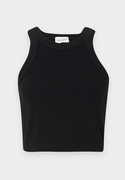 Czarny prążkowany crop top o dopasowanym kroju, z szerokimi ramiączkami i subtelnym detalem logo. Wykonany z elastycznego materiału dla wygody.