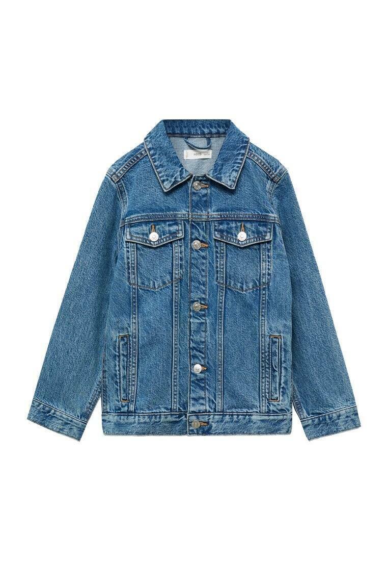 Jeansjacke in Mittelblau mit einem spitzen Kragen, Frontknopfverschluss, zwei Brusttaschen und Seitentaschen mit dezenten Stickdetails.