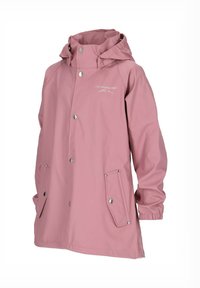 Veste imperméable rose avec capuche, boutons-pression, poignets élastiques et deux poches avant. Logo sur la poitrine gauche. Texture lisse.