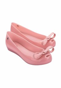 Ballet flats rosa lucidi realizzati in plastica liscia, con un piccolo dettaglio a fiocco sulla punta e un leggero tacco a zeppa.