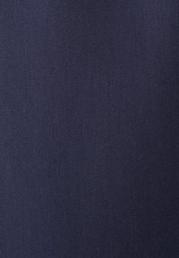 Tessuto blu navy con una superficie liscia e strutturata. Presenta un sottile motivo a trama diagonale, ideale per abbigliamento o rivestimenti.
