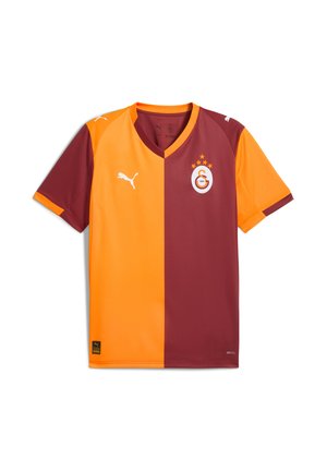 Camiseta de fútbol a mitades en rojo y naranja con cuello en v, logo blanco y tres estrellas sobre el emblema. Hecha de un material ligero y suave.