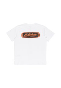Hvid bomulds-t-shirt med et stort sort og orange Billabong-logo på ryggen. Korte ærmer og en klassisk rund halsudskæring.