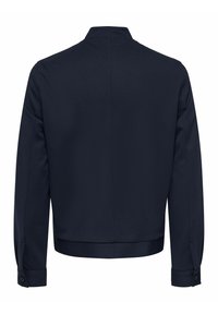 Mørkeblå jakke med høy krage, lange ermer og knappede mansjetter. Glatt stoff med et minimalistisk design. Bakfra.