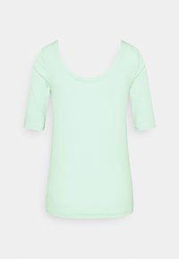 Miętowozielony dopasowany T-shirt z dekoltem w kształcie litery U i rękawami o długości 3/4, wykonany z gładkiej tkaniny o lekko elastycznej strukturze.