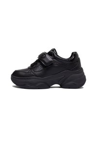 Czarne sneakersy z grubą podeszwą, z teksturowaną cholewką, okrągłym noskiem, wiązanym zapięciem oraz regulowanym paskiem na przodzie.
