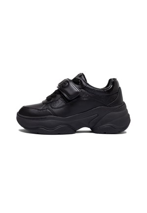 Czarne sneakersy z grubą podeszwą, z teksturowaną cholewką, okrągłym noskiem, wiązanym zapięciem oraz regulowanym paskiem na przodzie.