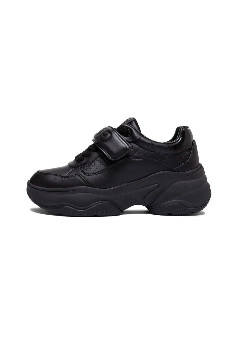 Czarne sneakersy z grubą podeszwą, z teksturowaną cholewką, okrągłym noskiem, wiązanym zapięciem oraz regulowanym paskiem na przodzie.