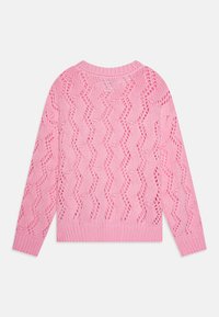 Rosa strikket genser med bølgete mønster, lange ermer og rund halslinning. Teksturen er åpen strikk med dekorative detaljer.