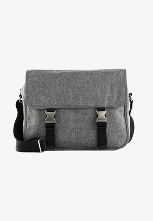 Sac messager en tissu gris avec une fermeture rabat, doté de quincaillerie en argent et d'accents noirs. Bandoulière réglable pour une polyvalence de transport.