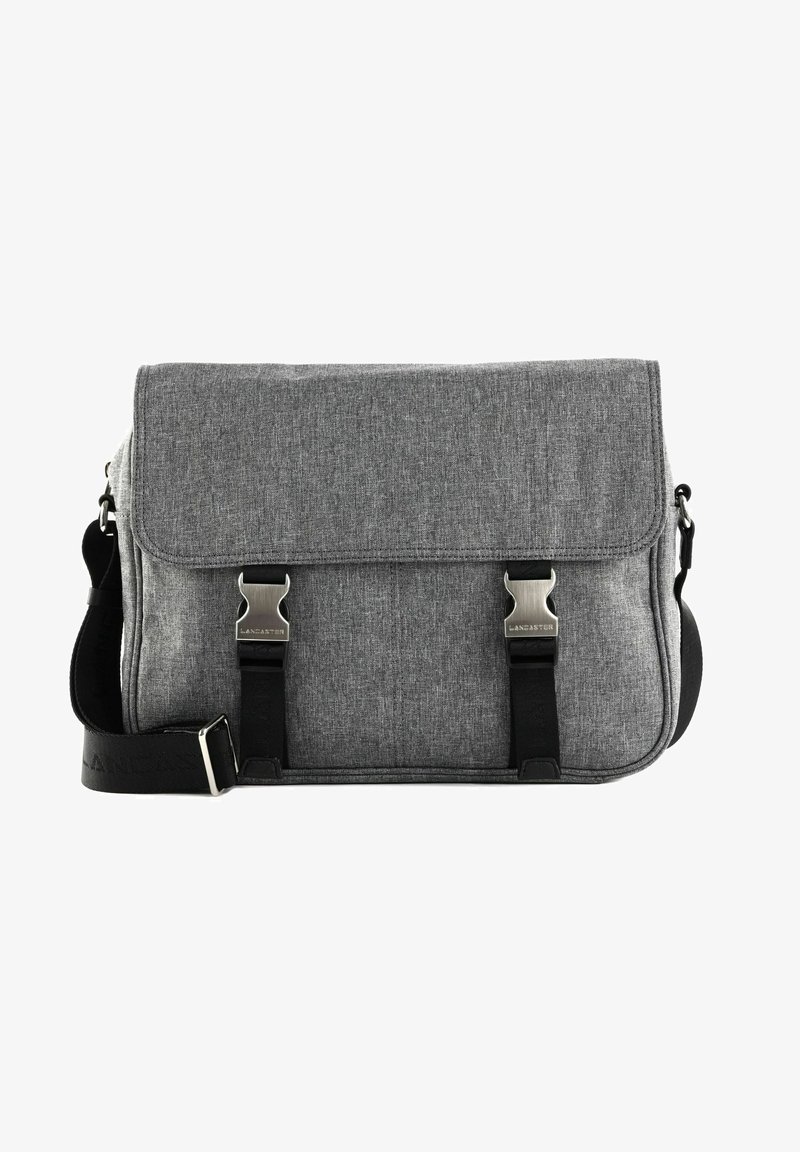 Sac messager en tissu gris avec une fermeture rabat, doté de quincaillerie en argent et d'accents noirs. Bandoulière réglable pour une polyvalence de transport.