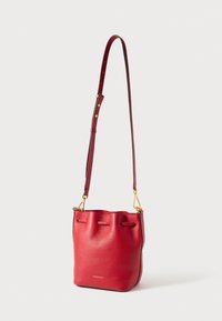 Borsa a secchiello in pelle rossa con finitura strutturata, ferrature dorate e tracolla lunga regolabile. Presenta una parte superiore arricciata con cuciture decorative.