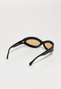 Occhiali da sole neri con lenti ovali allungate e una leggera sfumatura chiara, dotati di una montatura elegante e aste sottili con dettagli minimi.