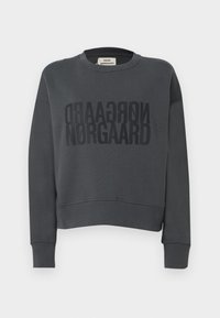 Γκρι φούτερ με κοντό μήκος, στρογγυλή λαιμόκοψη και μεγάλα μαύρα γράμματα «NØRGAARD» τυπωμένα έντονα στο μπροστινό μέρος.