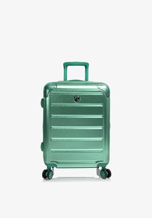 Middengrote metallic groene harde koffer met telescopische handgreep en vier multidirectionele wielen, rechtopstaand op een witte achtergrond.