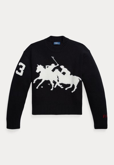 Suéter de punto negro con gráfico de jugadores de polo blancos a caballo, número 3 en la manga derecha y iniciales rojas en el puño izquierdo.