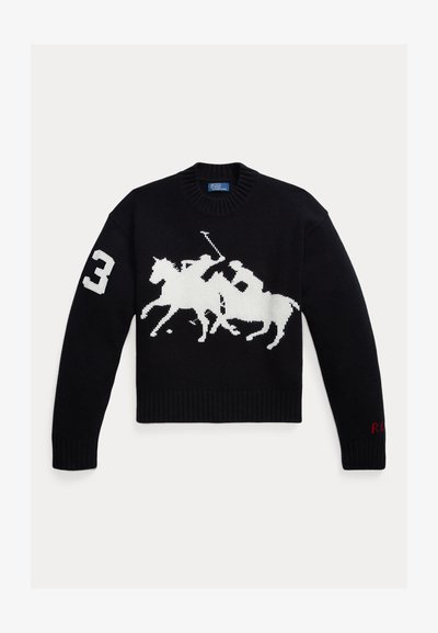 Suéter de punto negro con gráfico de jugadores de polo blancos a caballo, número 3 en la manga derecha y iniciales rojas en el puño izquierdo.