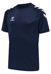 Granatowa koszulka sportowa z gładkiego materiału, z okrągłym dekoltem, krótkimi rękawami oraz białymi akcentami w kształcie chevronu na ramionach.