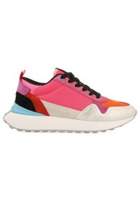 Zapatilla deportiva colorida que presenta una combinación de materiales, incluyendo malla rosa, acentos naranjas, detalles plateados y una suela blanca acolchada.