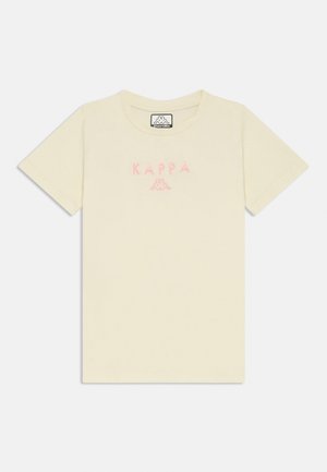 T-shirt de algodão amarelo claro com mangas curtas e gola redonda; apresenta texto e logótipo "KAPPA" em rosa bordados no peito.