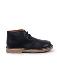 Stivaletto alla caviglia in pelle blu navy con punta arrotondata, due fori per i lacci, rivestimento interno in pelle marrone e suola in gomma marrone chiaro con dettagli cuciti.