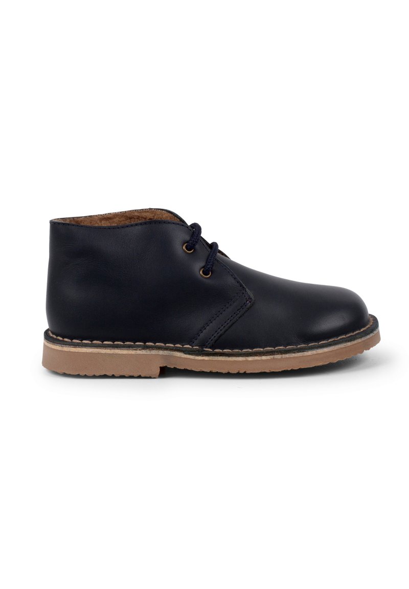 Stivaletto alla caviglia in pelle blu navy con punta arrotondata, due fori per i lacci, rivestimento interno in pelle marrone e suola in gomma marrone chiaro con dettagli cuciti.
