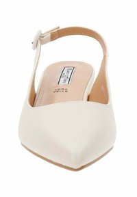 Zapato slingback de cuero blanco con puntera puntiaguda, plantilla acolchada y una correa ajustable y estrecha. Textura suave y diseño minimalista.