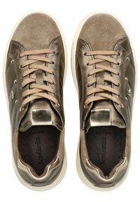 Sneaker in pelle marrone e suede con lacci beige, punta rotonda e suole in gomma bianca a contrasto. Presenta piccoli accenti metallici e logo.