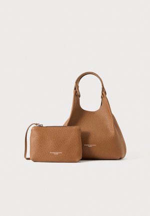 Braune, strukturierte Lederhandtasche mit einer passenden kleinen Reißverschlusstasche, beide mit einfachem, abgerundetem Design auf einfarbigem Hintergrund.