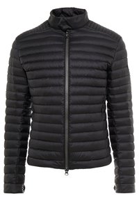 Svart puffjacka med ståkrage, quiltat mönster, framdragkedja och långa ärmar. Slät, glänsande yta med minimala accenter.