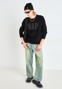 GAP LOGO INTARSIA CREW - Strickpullover - black