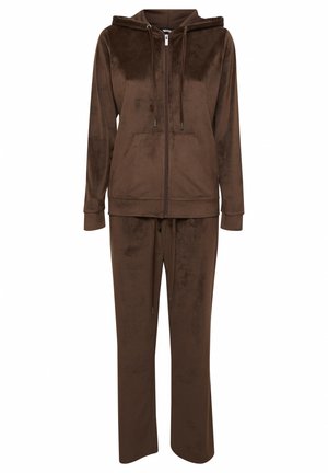 Brun velour treningsdrakt med hettejakke med glidelås og lommer, samt matcherende bukser med justerbar snor i livet.