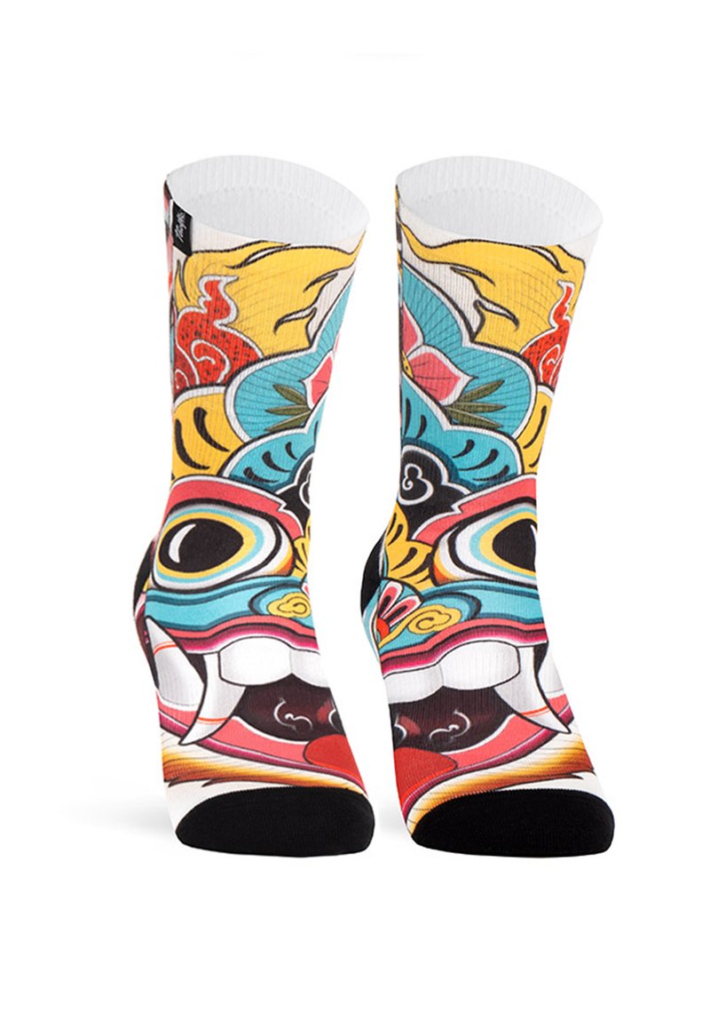 Bunte Socken mit einem Drachen-Design in Blau, Gelb und Rot. Das Material besteht wahrscheinlich aus einer Baumwollmischung; schwarze Akzente an der Zehe und der Ferse.