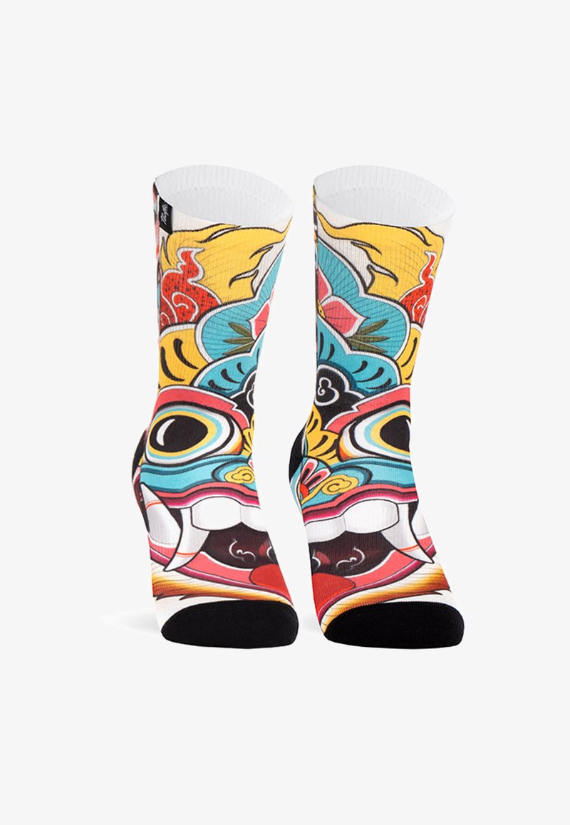 Bunte Socken mit einem Drachen-Design in Blau, Gelb und Rot. Das Material besteht wahrscheinlich aus einer Baumwollmischung; schwarze Akzente an der Zehe und der Ferse.