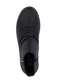 Botín negro hasta el tobillo con un acabado de cuero texturizado, con detalles plisados, dos cremalleras laterales y un diseño de punta redondeada.
